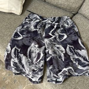 Lulu shorts liner cut out worn awesome condition